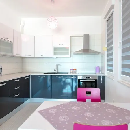Daire Family With Huge Terrace And Hot Tub - Franka *