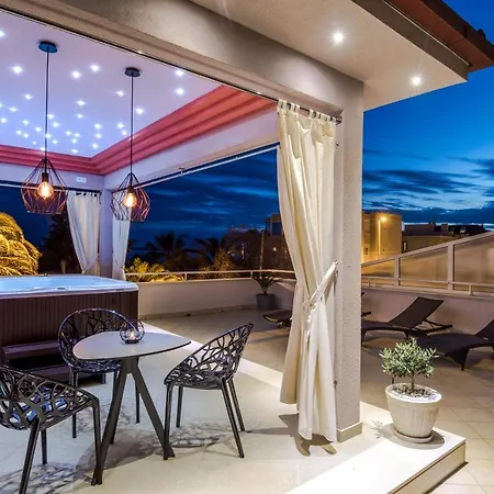 Family With Huge Terrace And Private Hot Tub - Franka 아파트