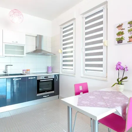 Family With Huge Terrace And Private Hot Tub - Franka 아파트