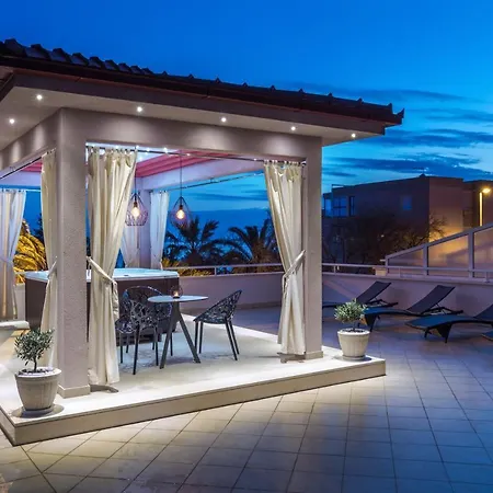 Family With Huge Terrace And Private Hot Tub - Franka 아파트
