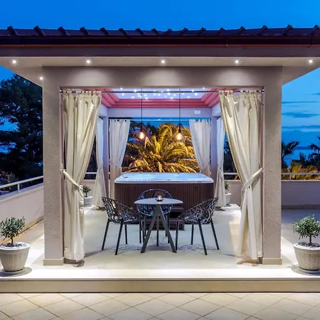 Daire Family With Huge Terrace And Hot Tub - Franka *