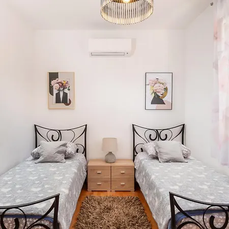 Family With Huge Terrace And Private Hot Tub - Franka 아파트 스플리트